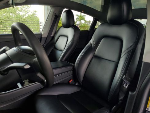 Used 2021 Tesla Model Y Long Range image 17