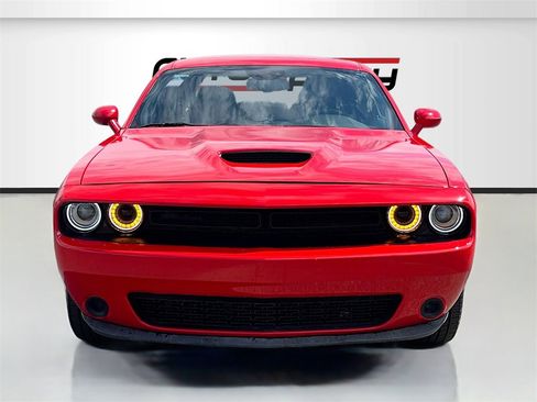 Used 2022 Dodge Challenger SXT image 2