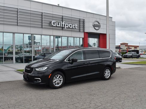 Used 2023 Chrysler Pacifica Touring-L FWD image 2