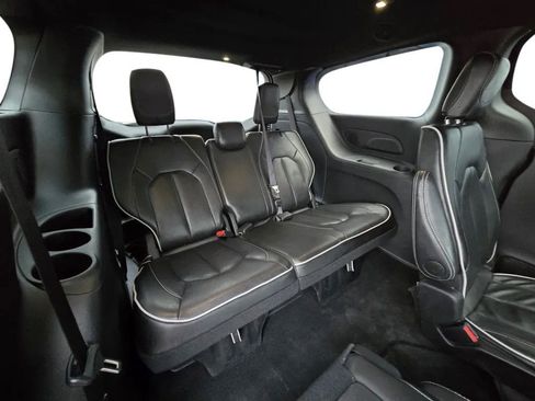 Used 2025 Chrysler Pacifica Limited image 29
