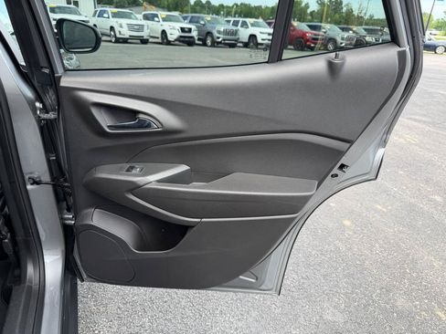 Used 2025 Chevrolet Trax LT FWD image 18