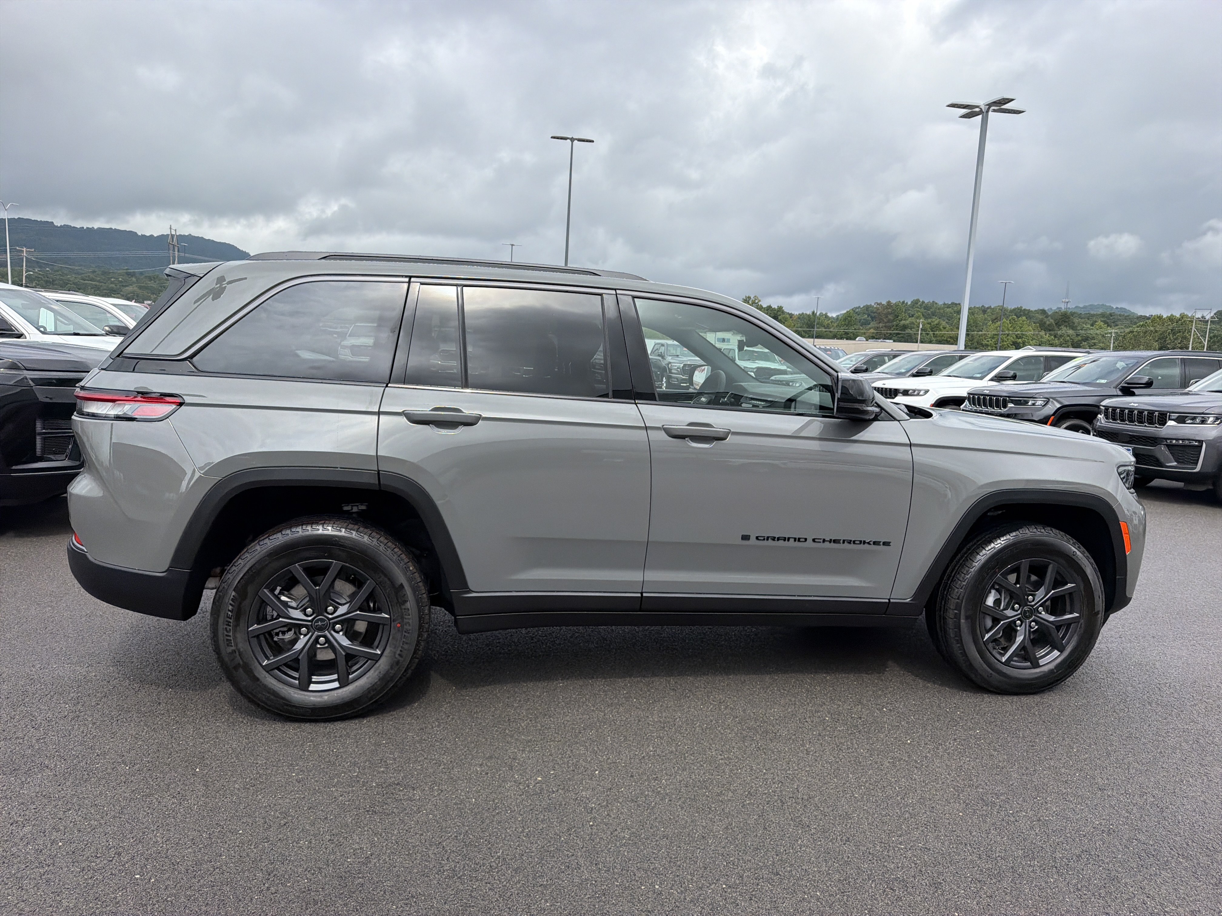 New 2027 Jeep Grand Cherokee 4WD image 5