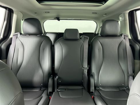 Certified 2026 Kia Carnival SX FWD image 32