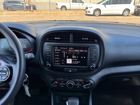 Used 2025 Kia Soul LX w/ LX Technology Package FWD image 17