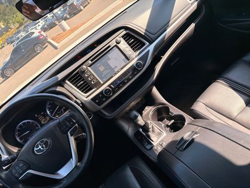 Used 2017 Toyota Highlander SE AWD/4WD image 5