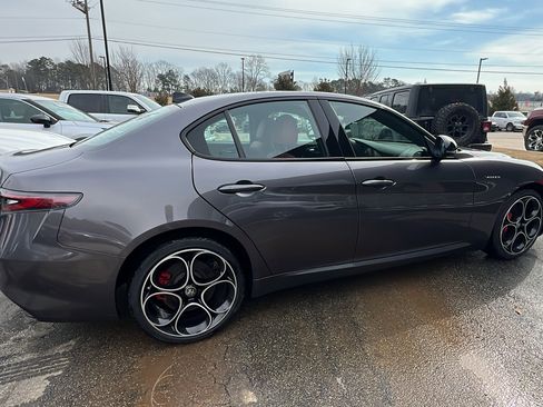 Used 2024 Alfa Romeo Giulia Veloce image 8