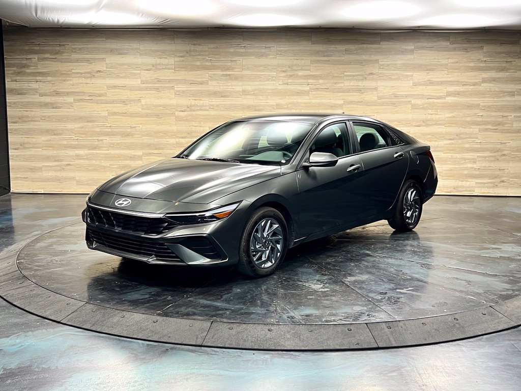 Used 2025 Hyundai Elantra Hybrid FWD image 5