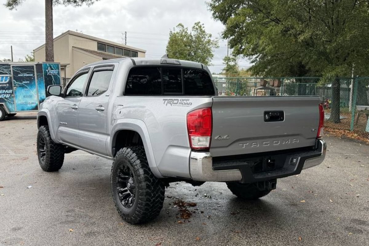 Used 2017 Toyota Tacoma SR5 w/ Tow Package AWD/4WD image 3
