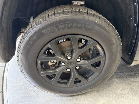 Used 2025 Jeep Grand Cherokee Altitude AWD/4WD image 8