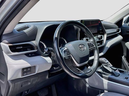 Used 2023 Toyota Highlander LE FWD image 9
