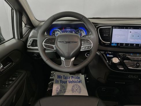 Used 2025 Chrysler Voyager LX image 20