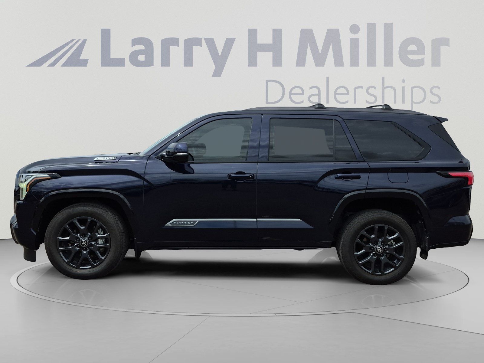 Used 2025 Toyota Sequoia Platinum AWD/4WD image 2