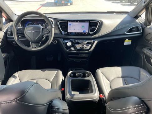 New 2026 Chrysler Pacifica Select w/ S Appearance Package image 15