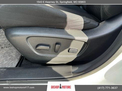 Used 2018 Nissan Rogue SV w/ Premium Package image 16