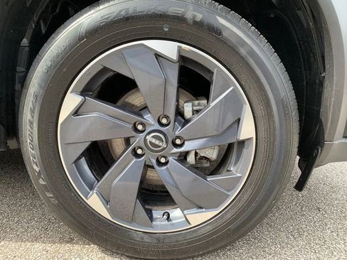 Used 2025 Nissan Rogue SV image 34