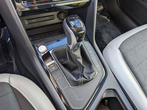 Certified 2025 Volkswagen Taos SE image 24