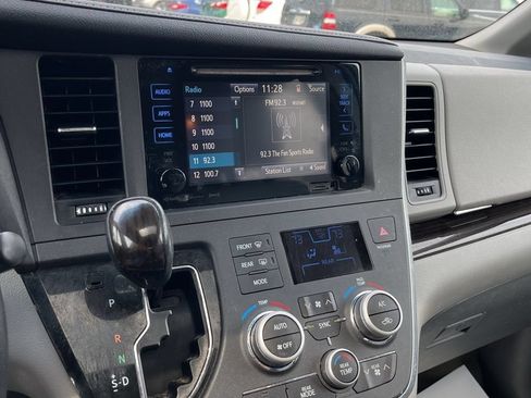 Used 2017 Toyota Sienna XLE w/ XLE Navigation Package FWD image 14