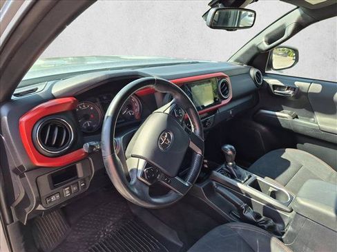 Used 2018 Toyota Tacoma TRD Off-Road AWD/4WD image 10