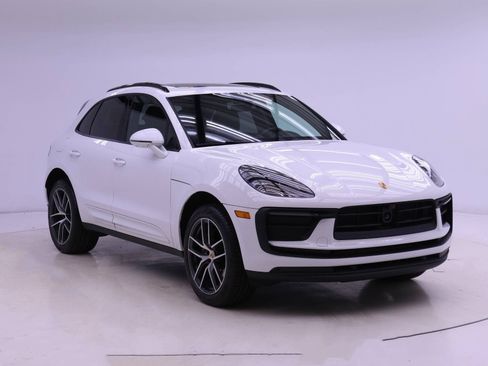Used 2025 Porsche Macan image 9