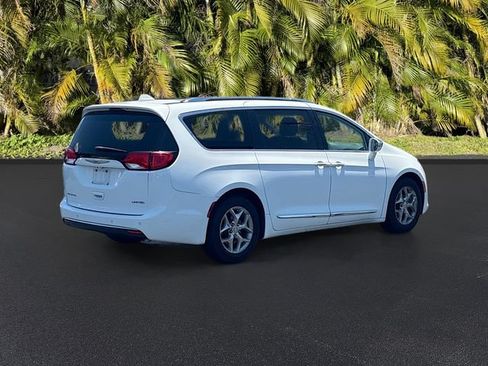 Used 2019 Chrysler Pacifica Limited FWD image 3