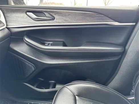 Used 2023 Jeep Grand Cherokee Limited image 22