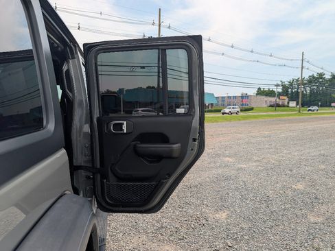 Used 2018 Jeep Wrangler Unlimited Sport S AWD/4WD image 16