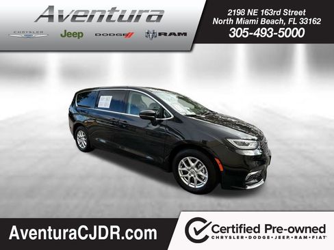 Used 2023 Chrysler Pacifica Touring-L FWD image 1
