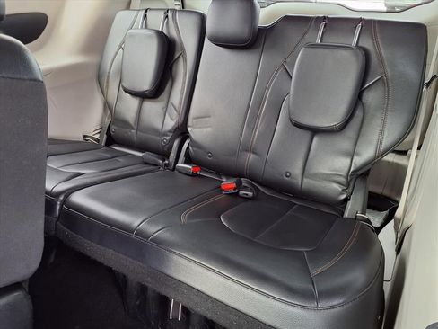 Used 2017 Chrysler Pacifica Touring-L w/ Tire & Wheel Group image 8