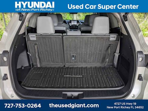 Used 2021 Toyota Highlander XLE AWD/4WD image 12