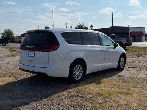 Used 2023 Chrysler Pacifica Touring-L FWD image 8
