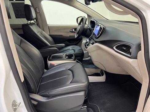 Used 2024 Chrysler Pacifica Touring-L FWD image 36