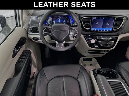 Used 2024 Chrysler Pacifica Select image 2
