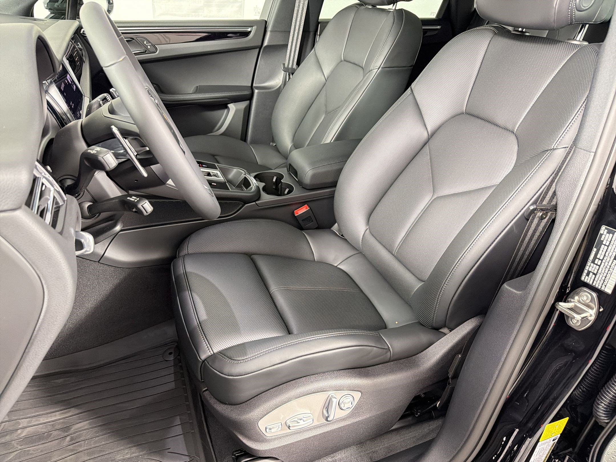 Used 2026 Porsche Macan AWD/4WD image 5