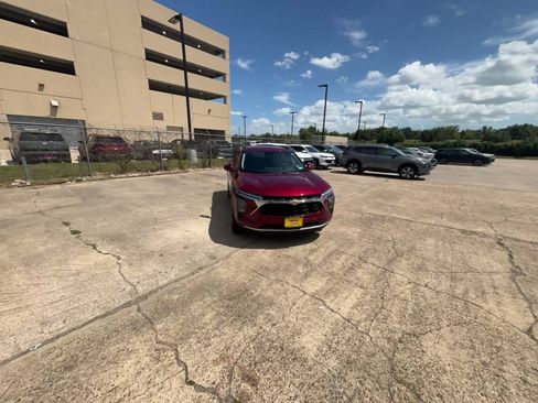Used 2025 Chevrolet Trax LT FWD image 16