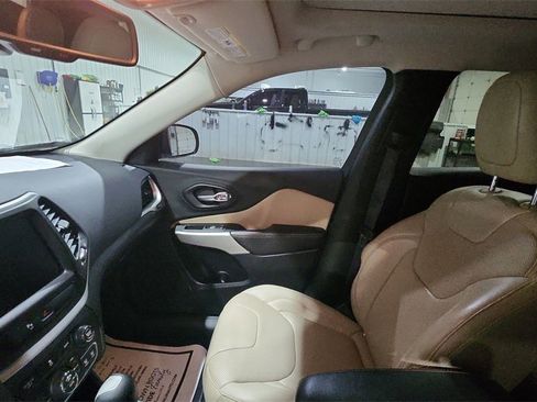 Used 2017 Jeep Cherokee Limited w/ Luxury Group image 11