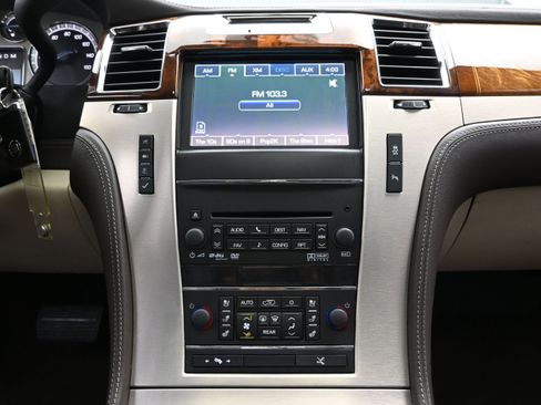 Used 2014 Cadillac Escalade Platinum RWD image 17