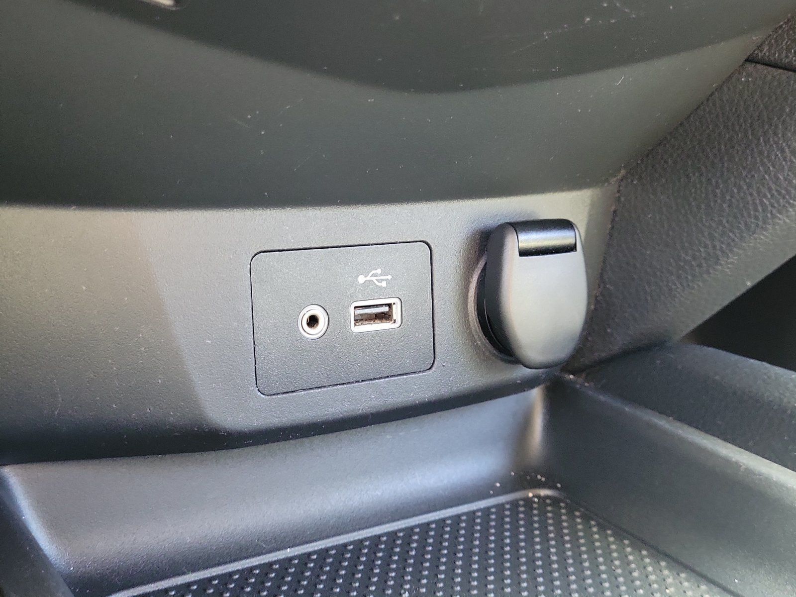 Used 2018 Nissan Rogue SV w/ Premium Package FWD image 29