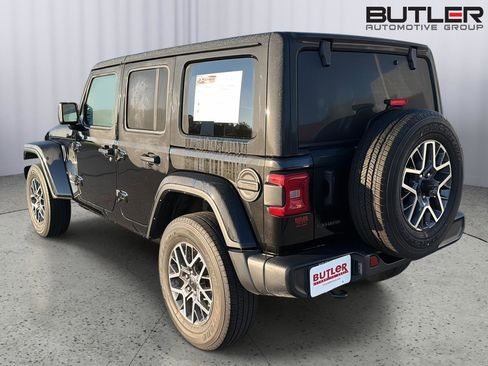 Used 2025 Jeep Wrangler Unlimited Sahara AWD/4WD image 4