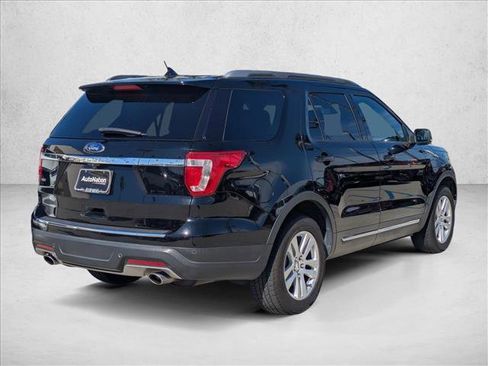 Used 2018 Ford Explorer XLT w/ Equipment Group 202A image 5