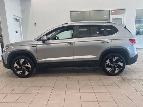 Used 2024 Volkswagen Taos SE AWD/4WD image 4