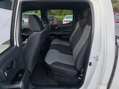 Used 2022 Toyota Tacoma TRD Off-Road AWD/4WD image 18