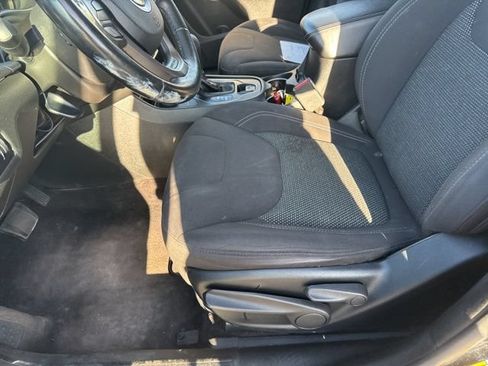 Used 2019 Jeep Cherokee Latitude w/ Cold Weather Group AWD/4WD image 15