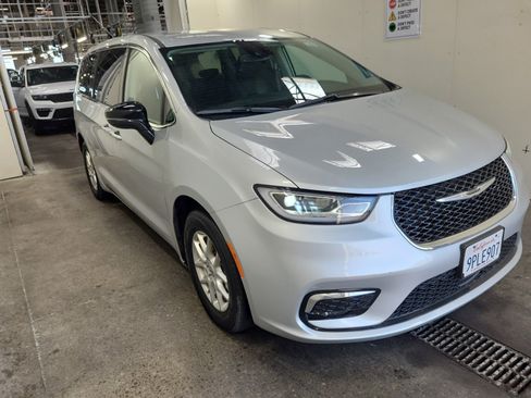 Used 2024 Chrysler Pacifica Touring-L w/ Uconnect Theater Family Group FWD image 2
