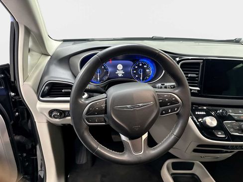 Used 2022 Chrysler Pacifica Touring-L FWD image 11