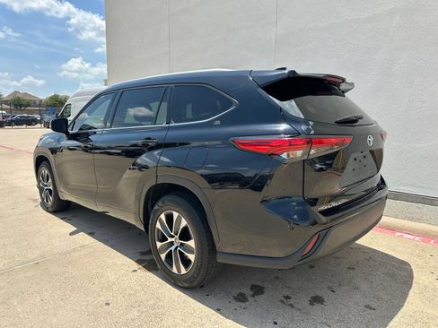 Used 2022 Toyota Highlander XLE FWD image 5