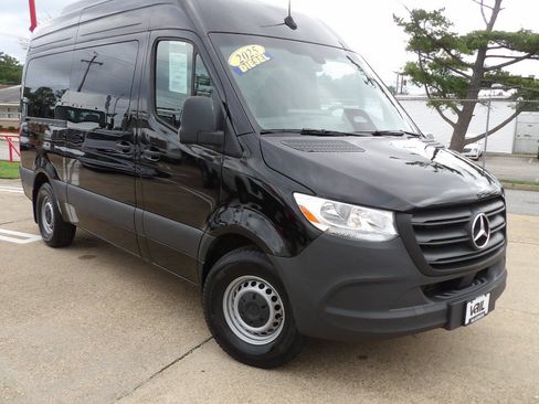 Used 2025 Mercedes-Benz Sprinter 2500 image 1