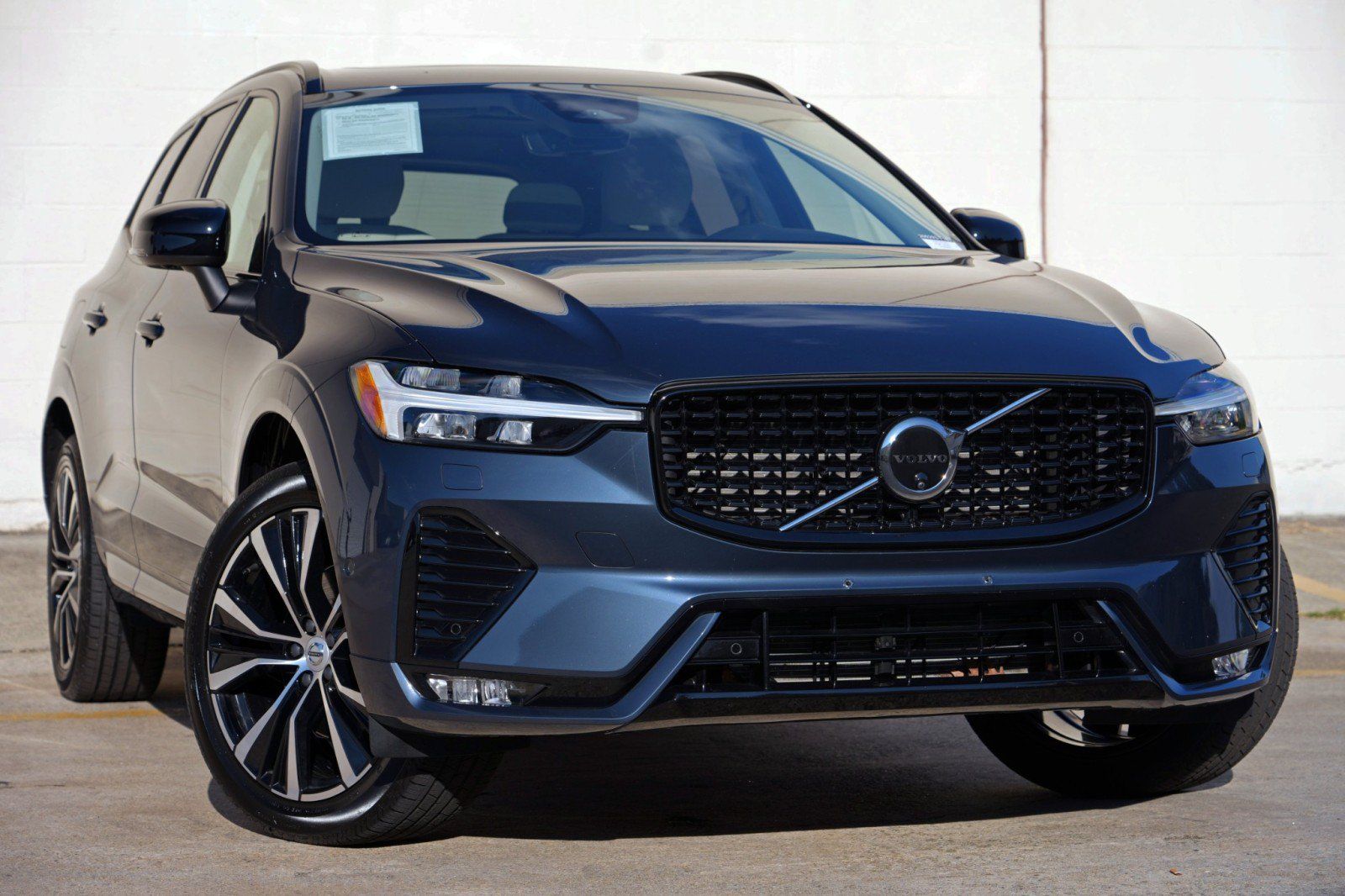 Used 2025 Volvo XC60 B5 Plus w/ Protection Package Premier AWD/4WD image 4