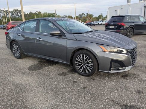 Used 2025 Nissan Altima 2.5 SV w/ SV Premium Package image 2