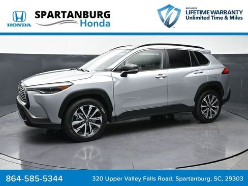 Used 2025 Toyota Corolla Cross XLE FWD image 1