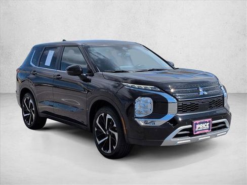 Used 2024 Mitsubishi Outlander SE image 3
